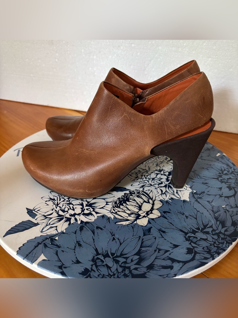 TSUBO Brown Leather Side Zip Ankle Booties 6.5